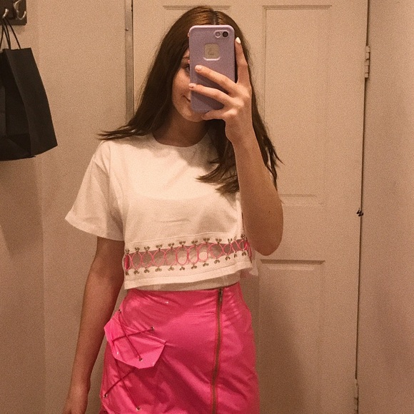 ADORABLE LF CRISS CROSS BUNGEE CROP TEE - Picture 5 of 6